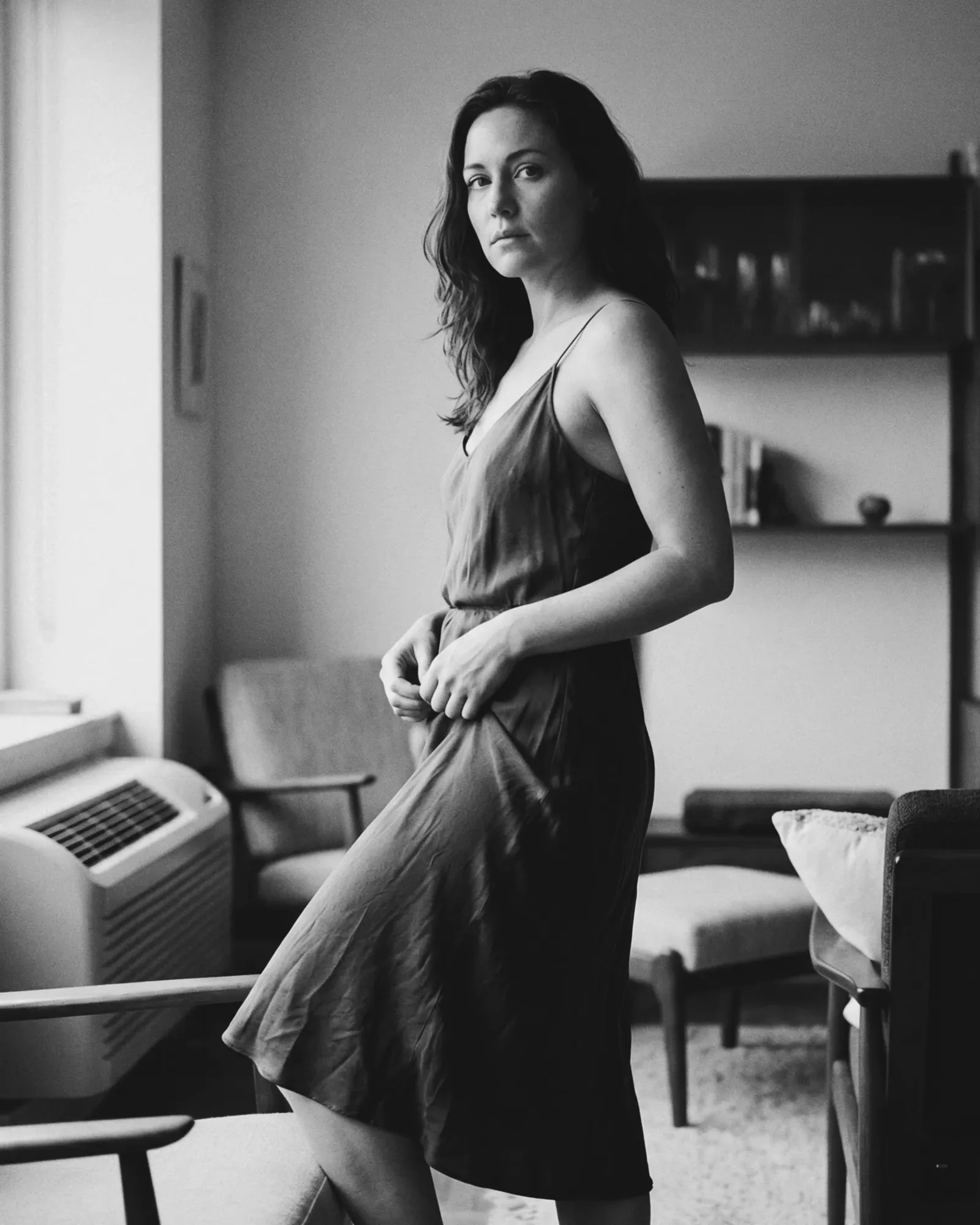 Retrato editorial en blanco y negro con vestido fluido durante una sesión de fotografía boudoir con Utopic Dystopia