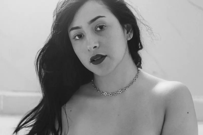 Retrato íntimo en blanco y negro de mujer en tina de baño, sesión boudoir artística CDMX
